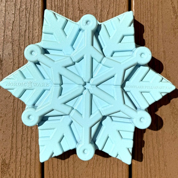 NORDICWARE DISNEY SNOWFLAKE 6 CUP CAST ALUMINUM PULL APART PAN DISNEY FROZEN II - Picture 1 of 6